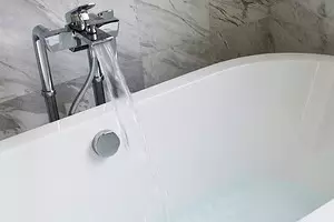 Kumaha cara ngabersihan pangkeng di kamar mandi: panyabutan atanapi métode pencegahan 7915_1