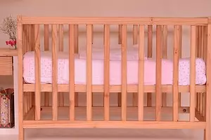 신생아를위한 아기 침대를 선택하는 방법 : 검토 및 최고의 모델 등급 8025_1