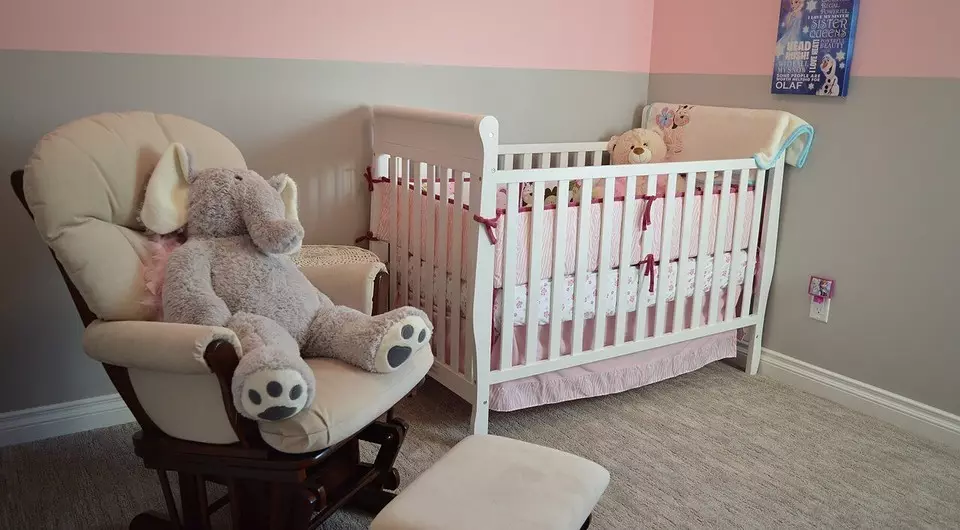 Como elixir unha cama para bebés para un recén nacido: revisión e avaliación dos mellores modelos 8025_7