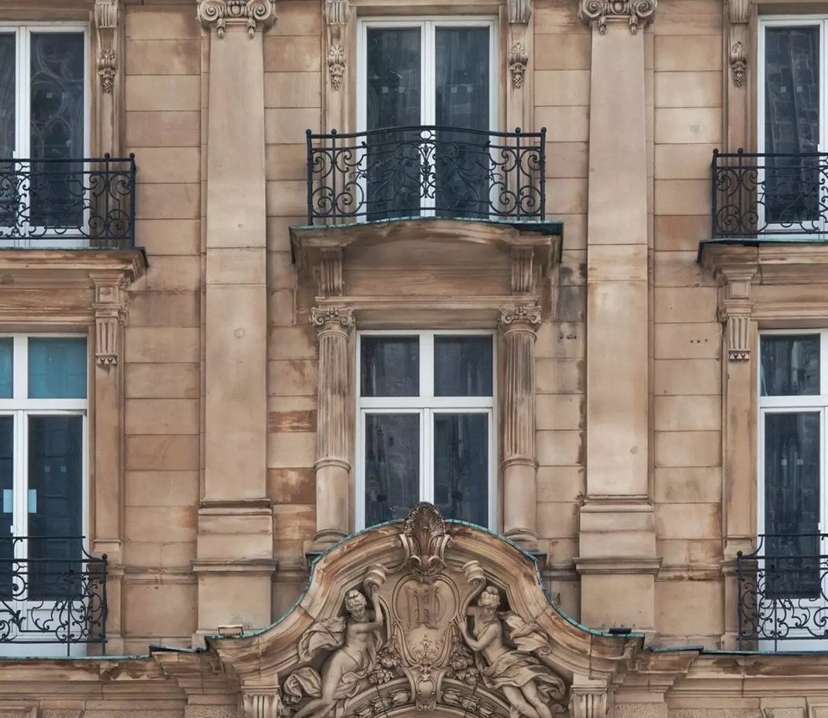 Француз балкон: Бул эмне жана аны кантип жабдуу керек 8057_12