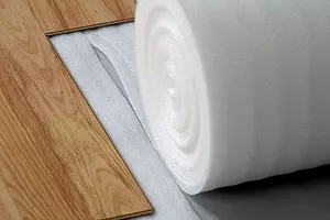Põranda müra isolatsioon lipsu all: valige materjalid ja asetage see oma kätega 8071_1
