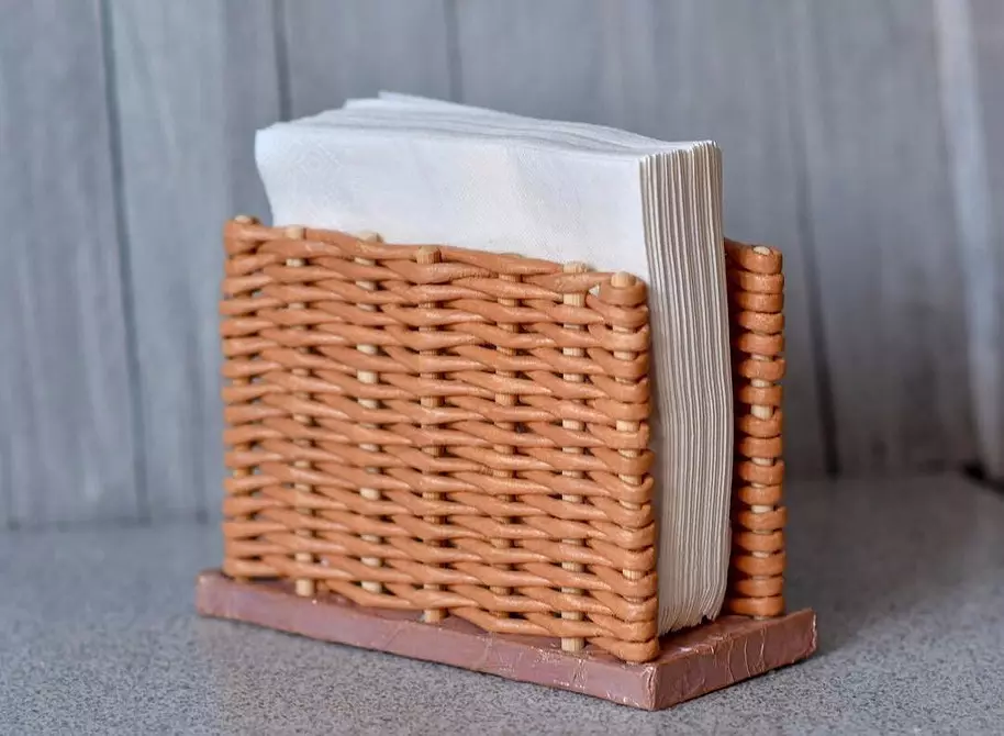 Hvor vakkert fold papir servietter i et serviett eller et glass: 6 ideer 8104_6