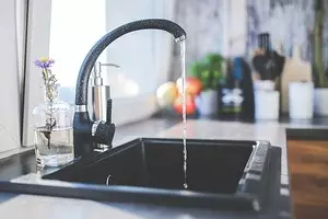 Dapur pasokan air: kabel pipa dan koneksi limbah 8110_1