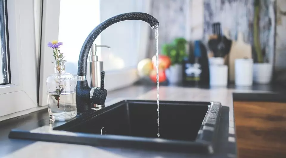 Ūdensapgādes virtuve: cauruļu vadu un kanalizācijas savienojums