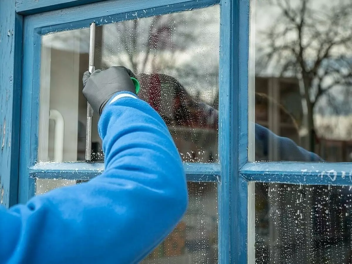 Hoe om vensters buite op die hoë vloer te was: geverifieerde metodes en veiligheidsreëls 8134_8