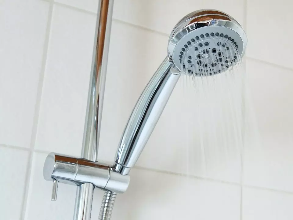 Confermare pannelli di plastica sul soffitto in bagno: istruzioni passo passo 8166_8