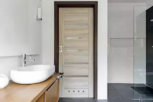 बाथरूममध्ये ठेवण्याचा दरवाजा: प्रजाती, साहित्य आणि मानक आकार 8172_1