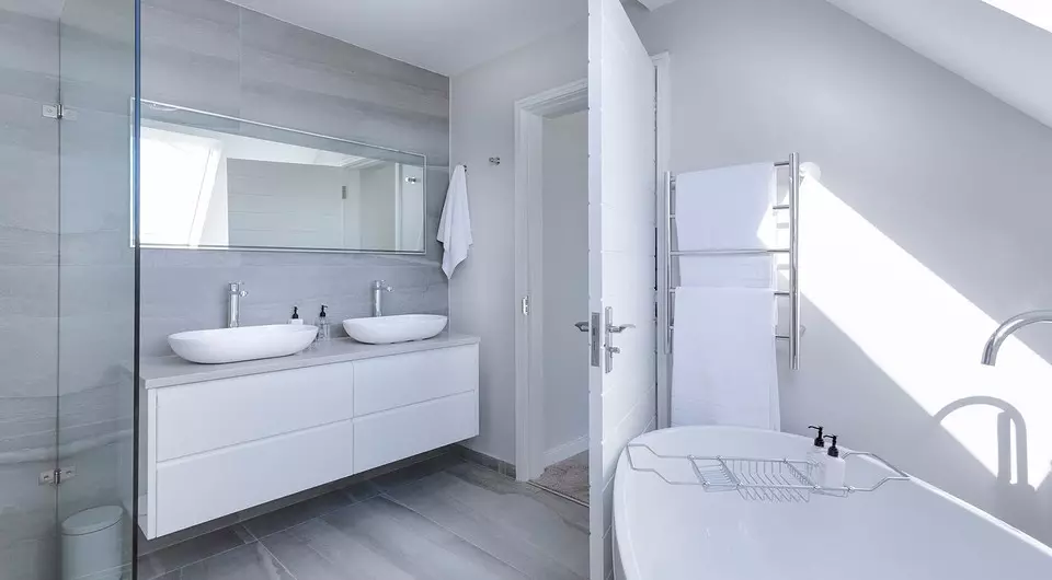 Kokios durys įdėti į vonios kambarį: rūšys, medžiagos ir standartiniai dydžiai 8172_3