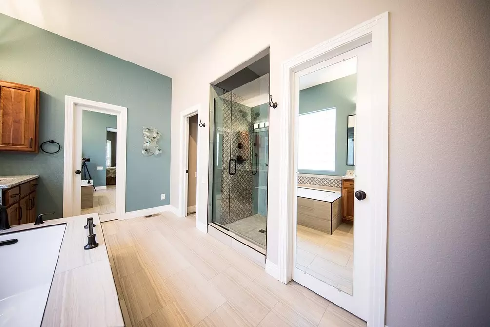 Vonios kambarys su šiuolaikiniu stiliumi: 10 atitinkamos tendencijos 8198_136