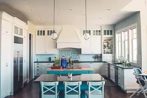 چگونه برای ایجاد یک طراحی آشپزخانه روشن از رنگ فیروزه ای و جلوگیری از خطاها؟ 8228_1