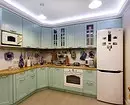 چگونه برای ایجاد یک طراحی آشپزخانه روشن از رنگ فیروزه ای و جلوگیری از خطاها؟ 8228_112