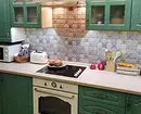 چگونه برای ایجاد یک طراحی آشپزخانه روشن از رنگ فیروزه ای و جلوگیری از خطاها؟ 8228_113