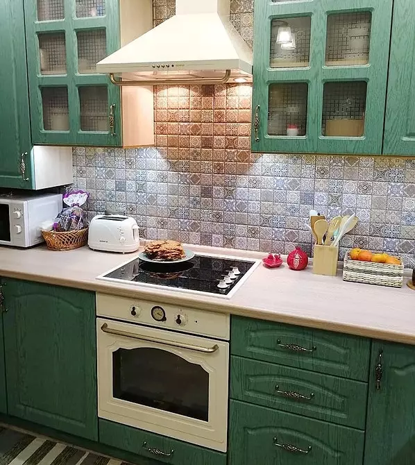 چگونه برای ایجاد یک طراحی آشپزخانه روشن از رنگ فیروزه ای و جلوگیری از خطاها؟ 8228_122