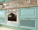 چگونه برای ایجاد یک طراحی آشپزخانه روشن از رنگ فیروزه ای و جلوگیری از خطاها؟ 8228_131