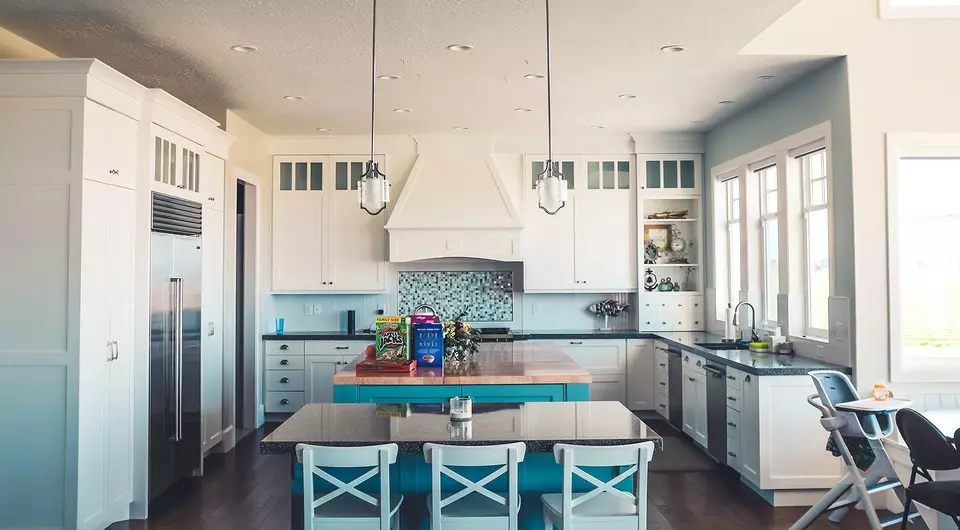 چگونه برای ایجاد یک طراحی آشپزخانه روشن از رنگ فیروزه ای و جلوگیری از خطاها؟