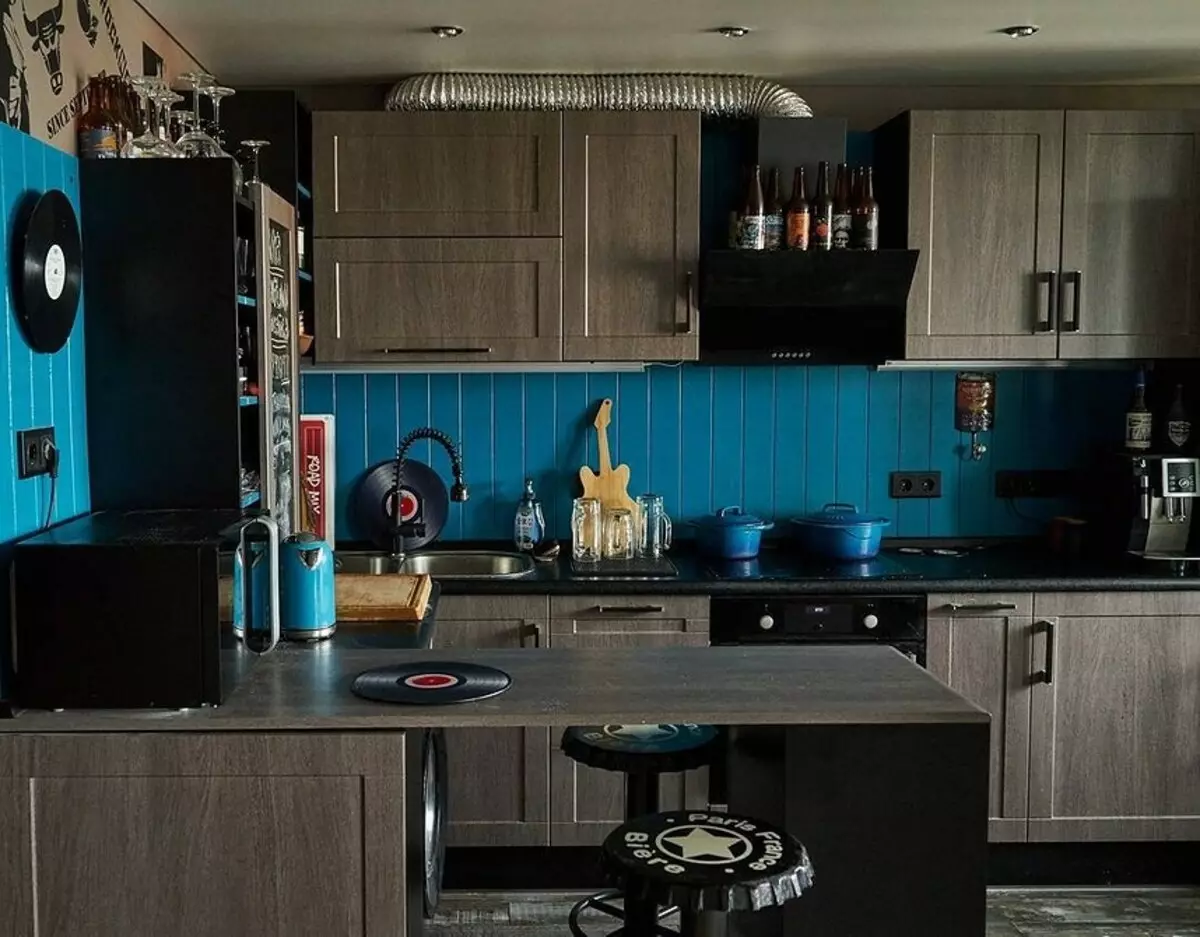 چگونه برای ایجاد یک طراحی آشپزخانه روشن از رنگ فیروزه ای و جلوگیری از خطاها؟ 8228_56