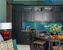 چگونه برای ایجاد یک طراحی آشپزخانه روشن از رنگ فیروزه ای و جلوگیری از خطاها؟ 8228_62