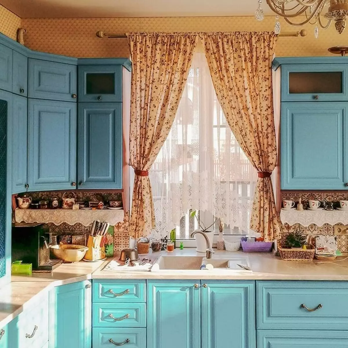 Ինչպես ստեղծել փիրուզագույն գույնի պայծառ խոհանոցի ձեւավորում եւ կանխել սխալները: 8228_65