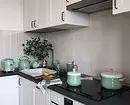 چگونه برای ایجاد یک طراحی آشپزخانه روشن از رنگ فیروزه ای و جلوگیری از خطاها؟ 8228_99