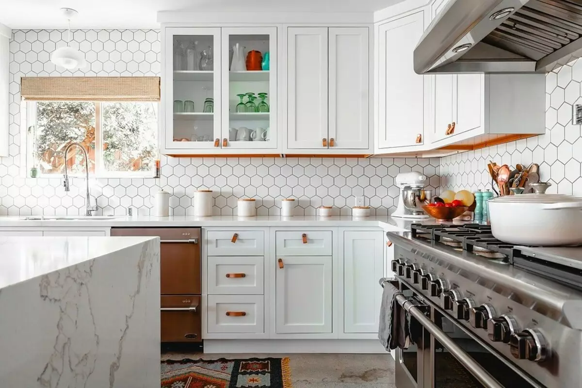 Bright kitchen in classic style: how to create an interior that does not complicate 8253_170