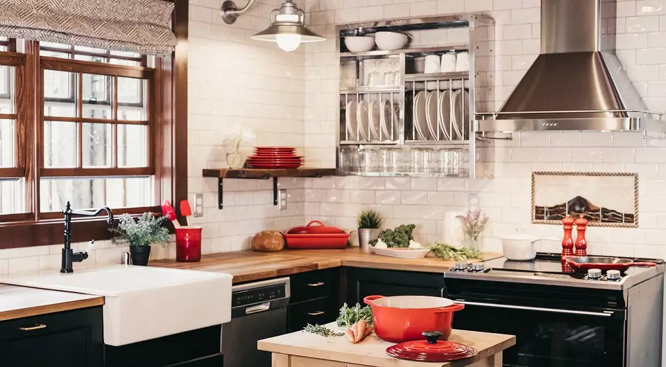Cum se creează un design frumos de bucătărie în stilul de mansardă pe orice pătrat