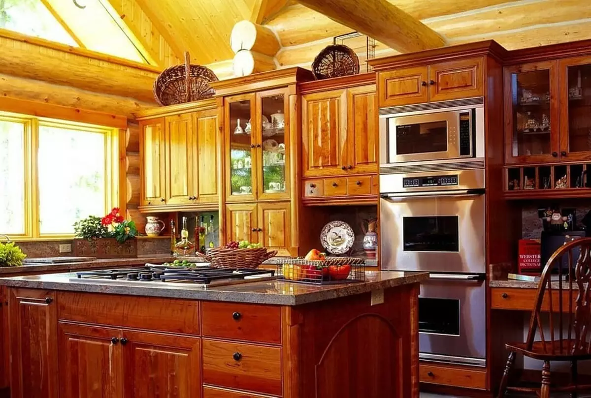 Кухни хорошие деревянные. Кухня в деревянном доме. Кухонные гарнитуры в деревянном доме. Угловая кухня в деревянном доме. Кухня в бревенчатом доме.