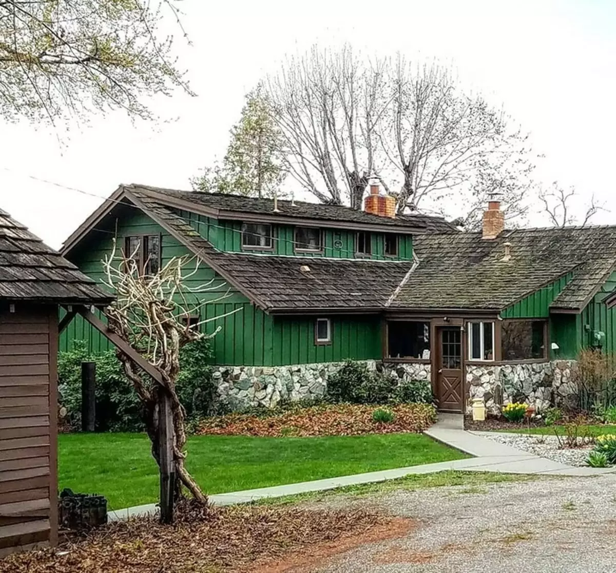 Зелено деревянный цвет. Дом Копенгаген Малер Хаус. Деревянный дом с зеленой крышей. Зеленый деревянный дом. Коричневый дом с зеленой крышей.