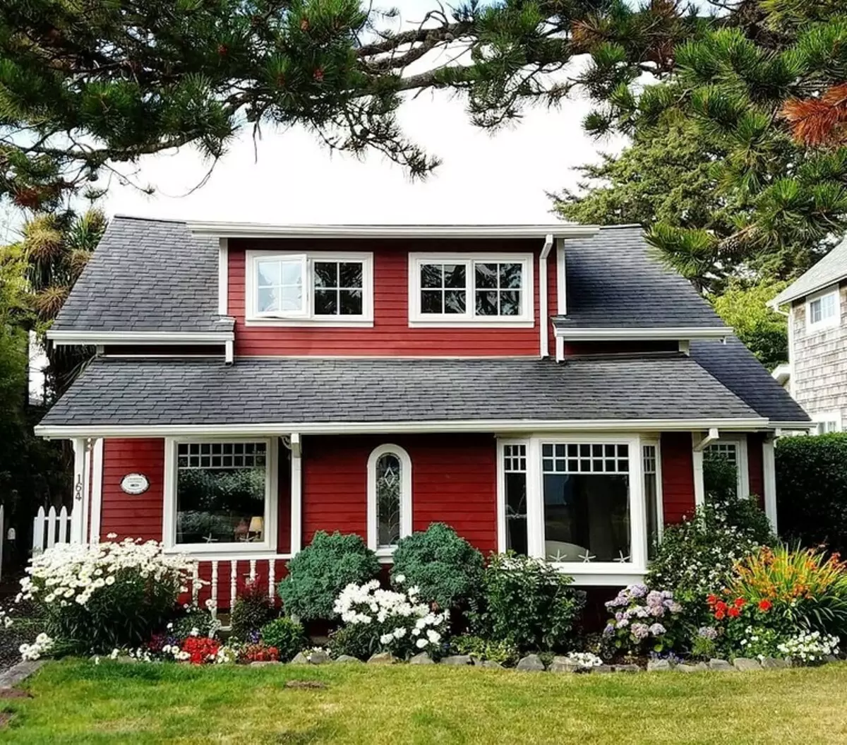 Покраска дачных домов. Тиккурила Винха 2683 Вуокса. Дачный дом бордового цвета. Серый дом с бордовой крышей. Цвет фасада дачного домика.