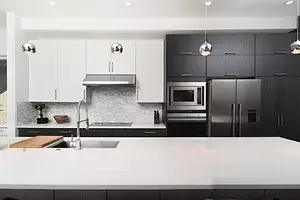 Thiết kế nhà bếp màu đen và trắng: 80 ý tưởng tương phản và rất phong cách 8339_1