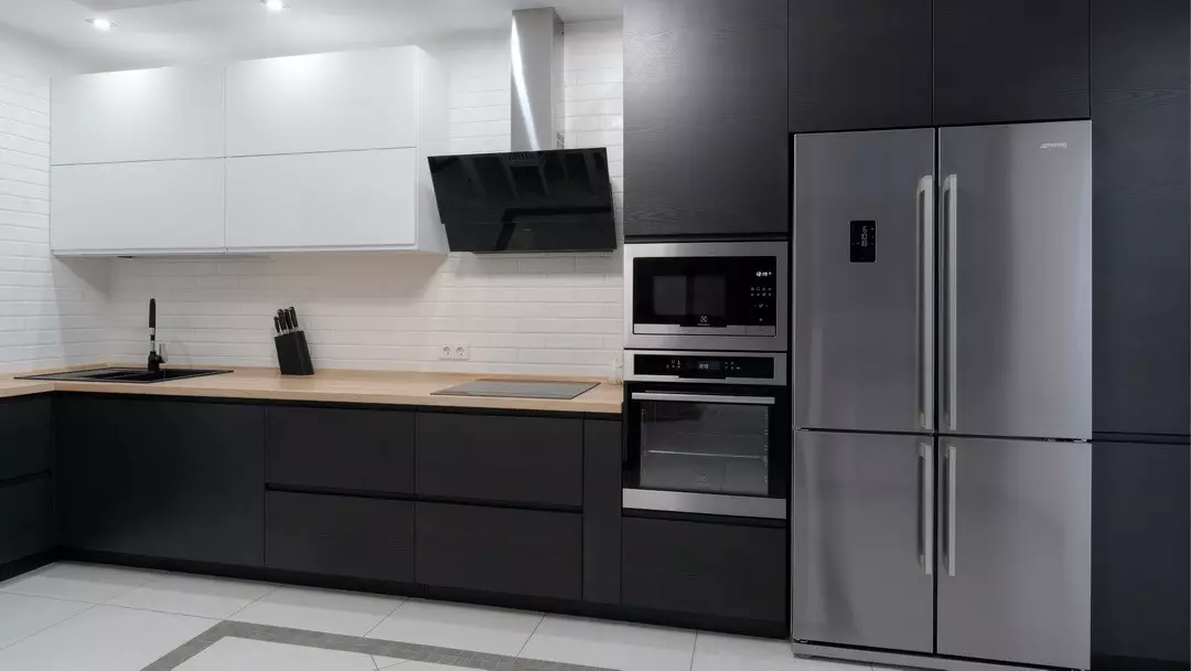 سیاہ اور سفید باورچی خانے کے ڈیزائن: 80 متضاد اور بہت سجیلا خیالات 8339_12