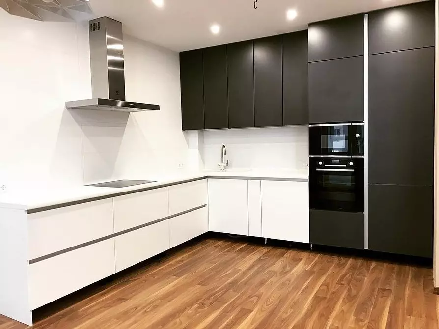 سیاہ اور سفید باورچی خانے کے ڈیزائن: 80 متضاد اور بہت سجیلا خیالات 8339_137