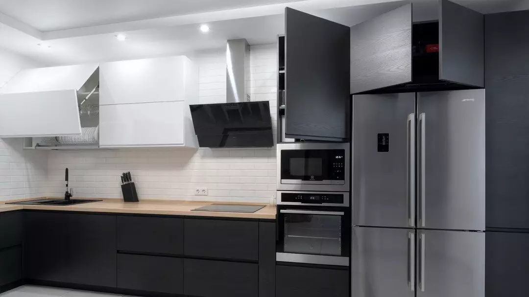 Mustavalkoinen keittiön muotoilu: 80 kontrastia ja erittäin tyylikkäitä ideoita 8339_14