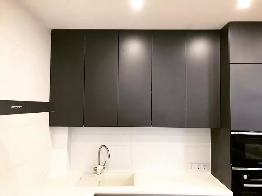 سیاہ اور سفید باورچی خانے کے ڈیزائن: 80 متضاد اور بہت سجیلا خیالات 8339_140