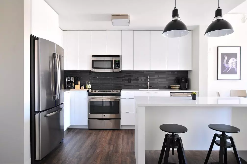 Mustavalkoinen keittiön muotoilu: 80 kontrastia ja erittäin tyylikkäitä ideoita 8339_154