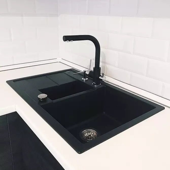 काळा आणि पांढरा स्वयंपाकघर डिझाइन: 80 विरोधाभास आणि अतिशय स्टाइलिश कल्पना 8339_57