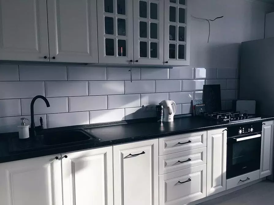 سیاہ اور سفید باورچی خانے کے ڈیزائن: 80 متضاد اور بہت سجیلا خیالات 8339_72