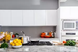 Šedá bílá kuchyně: tipy na správný design a 70 příkladů 8364_1