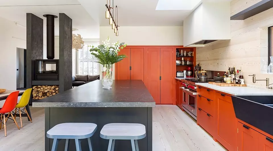 內部的橙色廚房：我們拆卸優點，缺點和成功的顏色組合