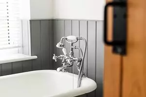 टाइल्स को छोड़कर बाथरूम द्वारा अलग किया जा सकता है: 9 व्यावहारिक और सुंदर सामग्री 8386_1
