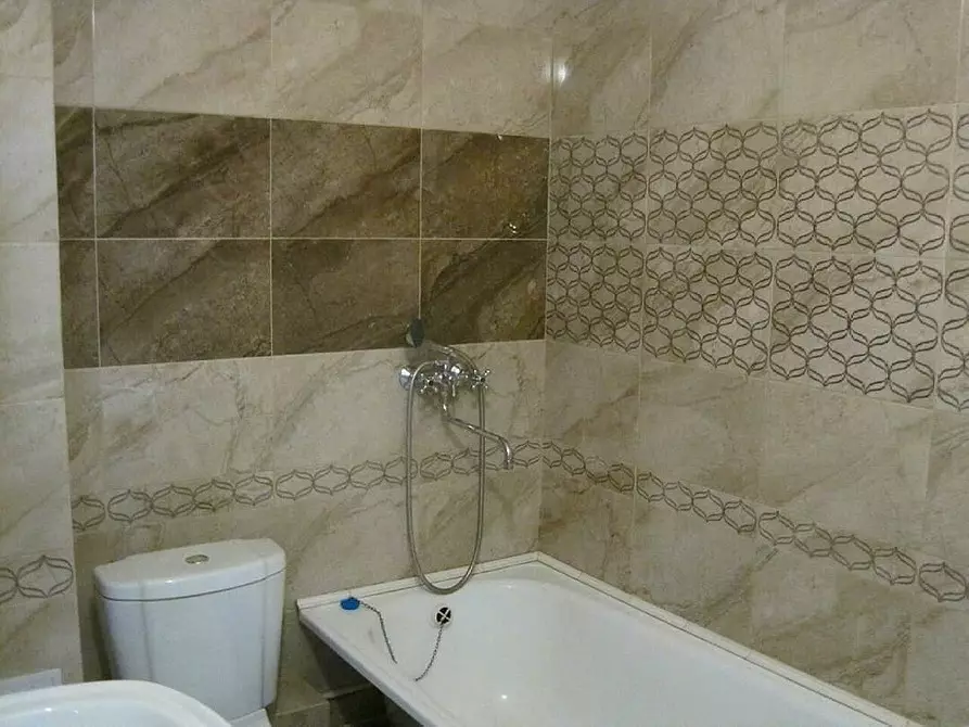 Hvad kan adskilles af badeværelset, undtagen fliser: 9 praktiske og smukke materialer 8386_20