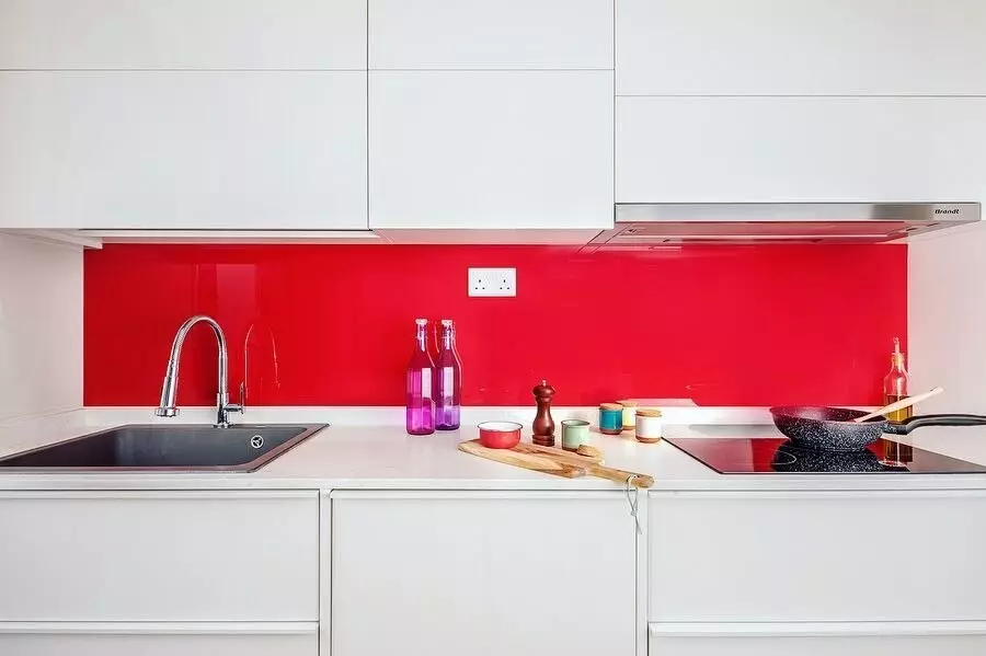 Reka bentuk dapur merah: 73 contoh dan tip reka bentuk dalaman 8392_108