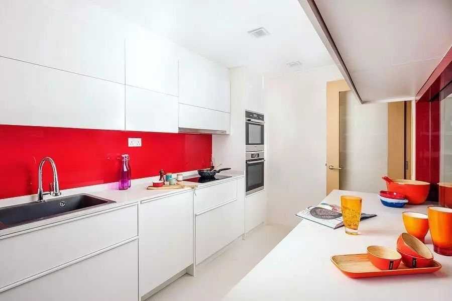 การออกแบบห้องครัวสีแดง: 73 ตัวอย่างและเคล็ดลับการออกแบบตกแต่งภายใน 8392_109