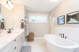 အဖြူရောင်ကြွေပြားများနှင့်အတူလှပသောရေချိုးခန်းအတွင်းရှိလှပသောရေချိုးခန်းအတွင်းရှိအိမ်သာ interiors 8406_1