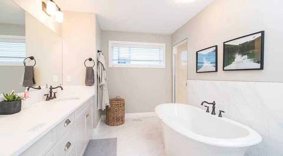 55 Skaistas vannas istabas interjers ar baltiem flīzēm