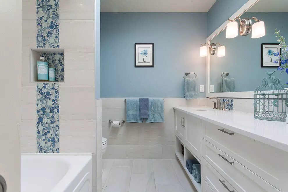 အဖြူရောင်ကြွေပြားများနှင့်အတူလှပသောရေချိုးခန်းအတွင်းရှိလှပသောရေချိုးခန်းအတွင်းရှိအိမ်သာ interiors 8406_35