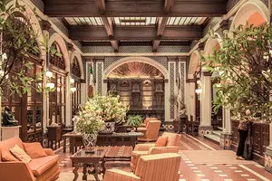 Մենք նայում ենք հյուրասենյակի ձեւավորումը Art Nouveau ոճով. 76 շքեղ օրինակներ 8408_1