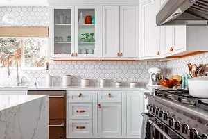 Choisissez Tablier pour la cuisine blanche: 5 options populaires et combinaisons de couleurs réussies 8414_1