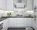 Välj förkläde för vitt kök: 5 populära alternativ och framgångsrika färgkombinationer 8414_10