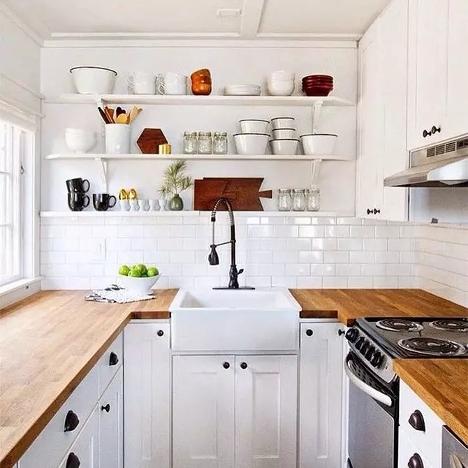 Välj förkläde för vitt kök: 5 populära alternativ och framgångsrika färgkombinationer 8414_12