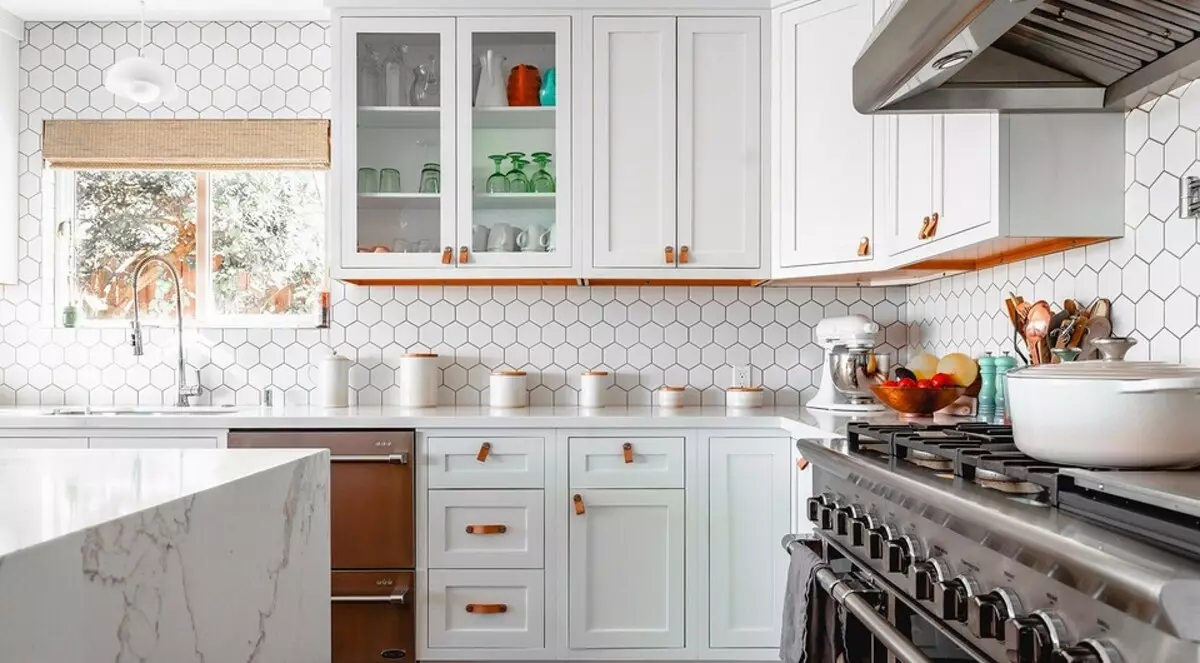 Izberite predpasnik za belo kuhinjo: 5 Priljubljene možnosti in uspešne barvne kombinacije